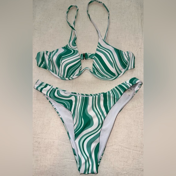 Bikini - Picture 1 of 1